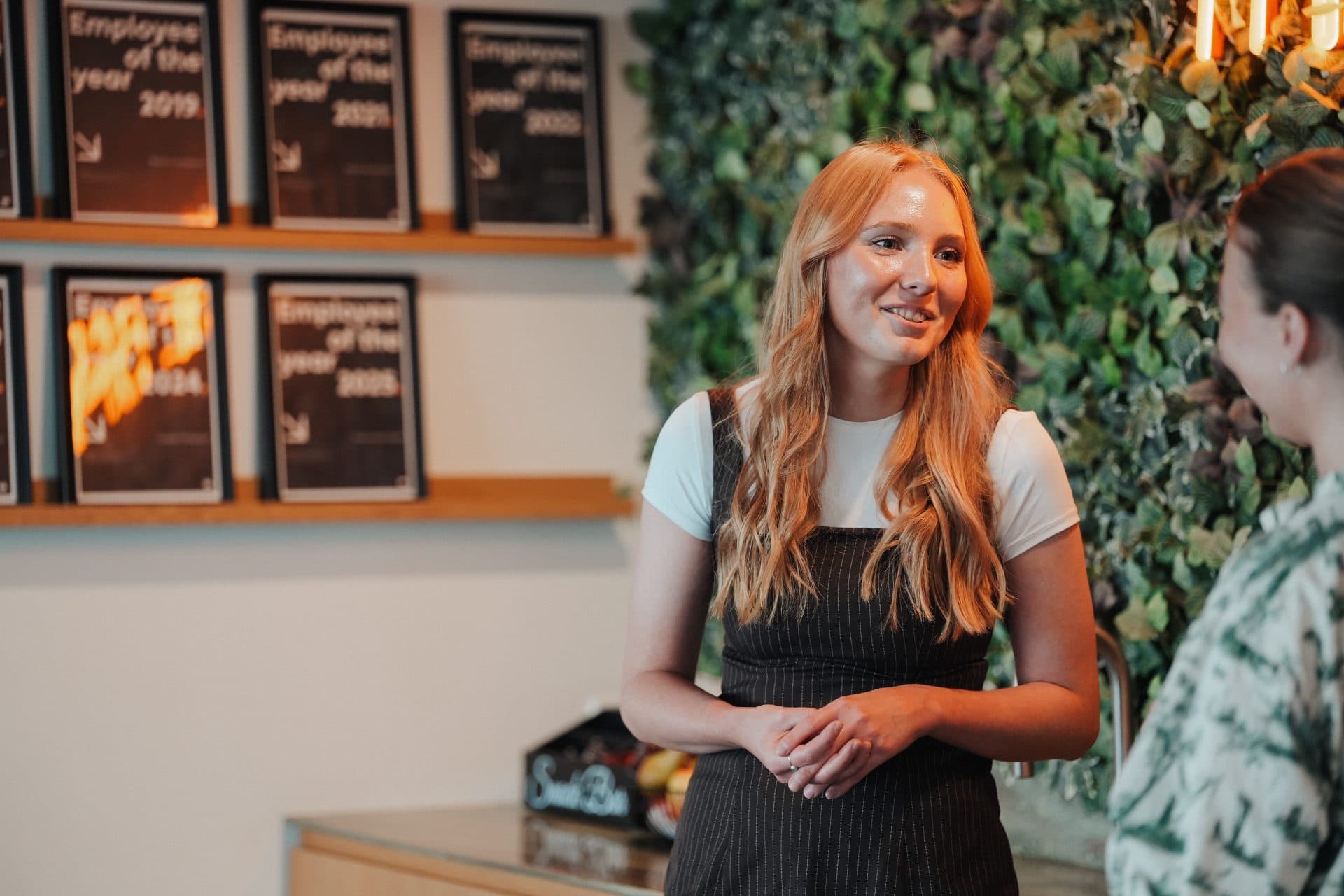 To medarbejdere i samtale hos CompanYoung